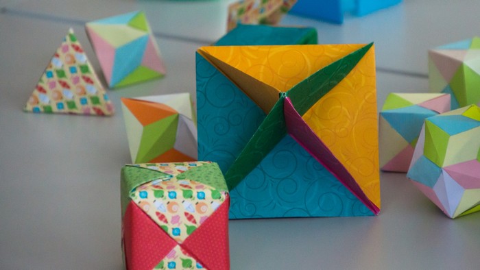 Illustration Outils pÃ©dagogiques cubes papier